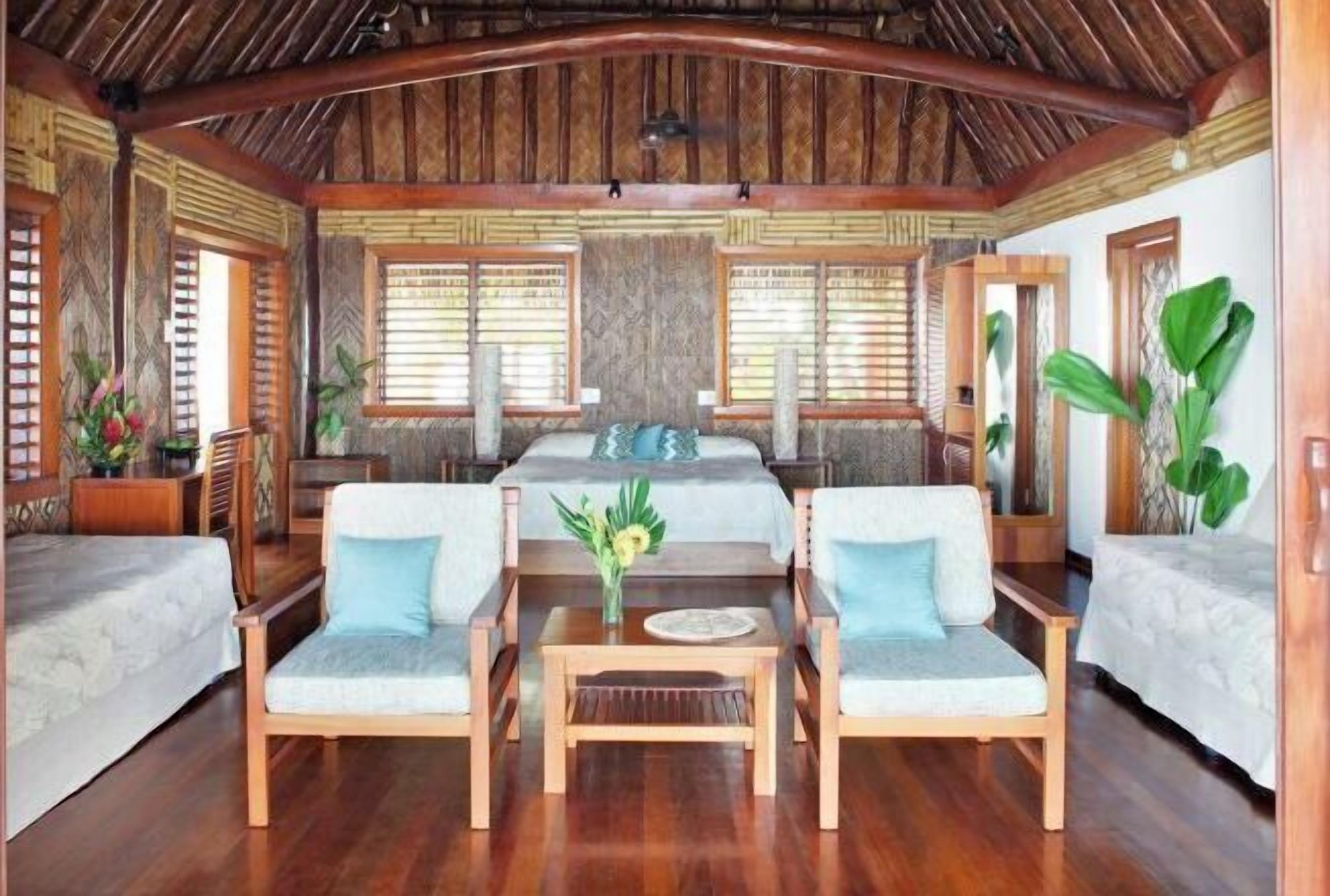 高档床上用品、加厚床垫、迷你吧、客房内保险箱