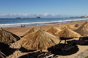 Am Strand, Liegestühle, Sonnenschirme, Strandtücher