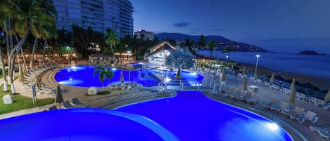 Outdoor pool, open 9 AM to 8 PM, sun loungers