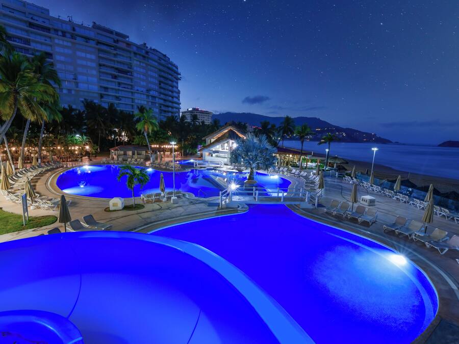 Outdoor pool, open 9 AM to 8 PM, sun loungers