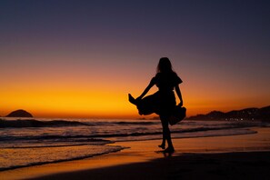 Sur la plage, chaise longue, parasol, serviettes de plage
