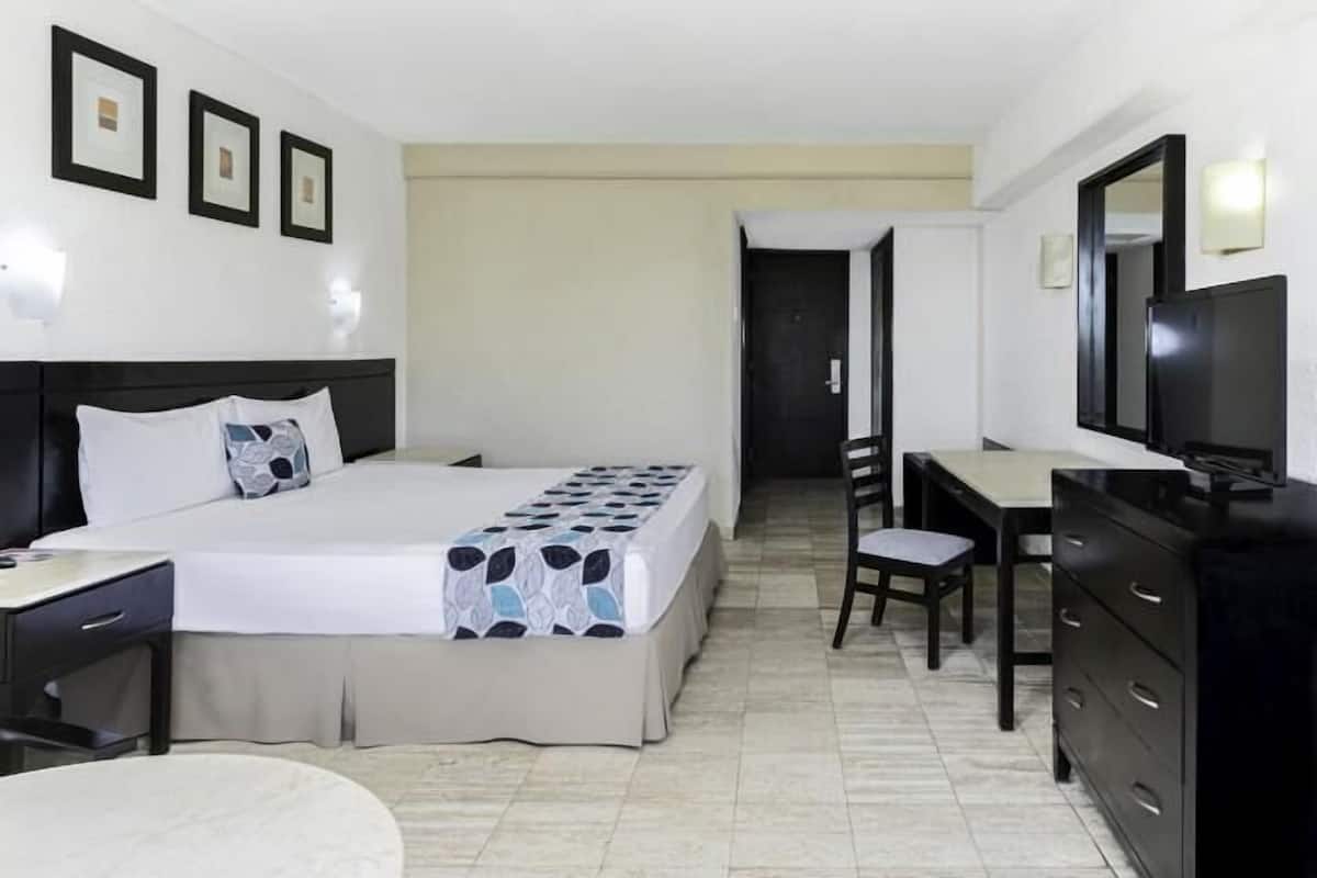Edredons de pluma, cofres nos quartos, escrivaninha, cortinas blackout