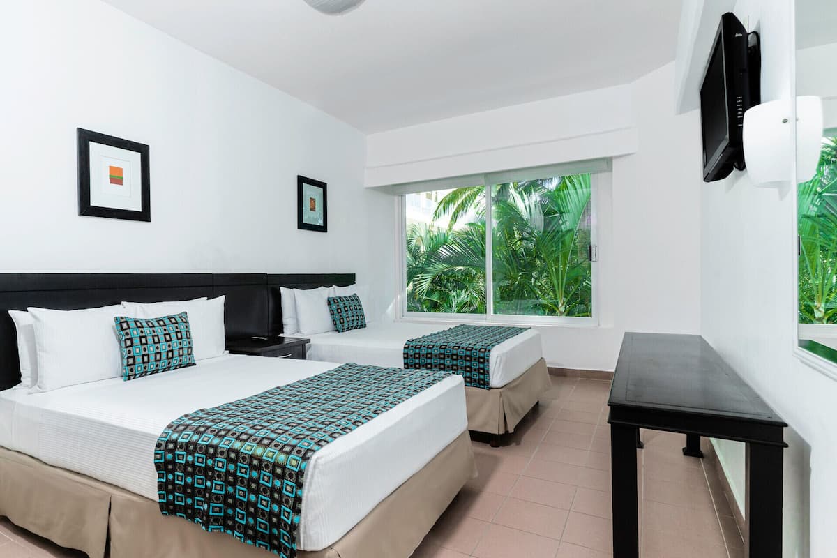 Edredons de pluma, cofres nos quartos, escrivaninha, cortinas blackout