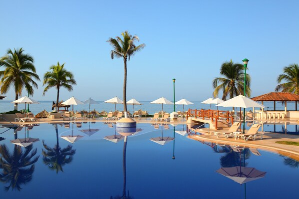 Una piscina al aire libre, tumbonas