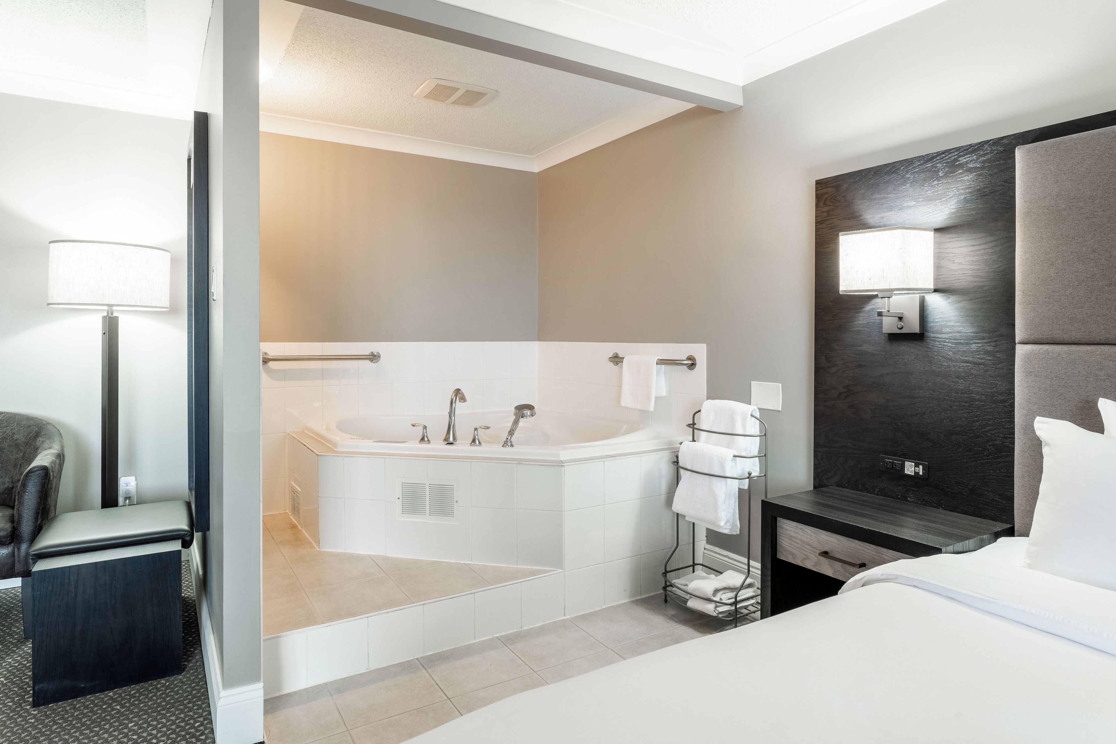 Junior Suite, 1 King Bed, Jetted Tub