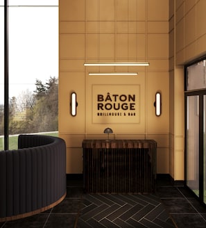 Un intérieur moderne avec une enseigne indiquant « BÂTON ROUGE GRILLHOUSE & BAR ».