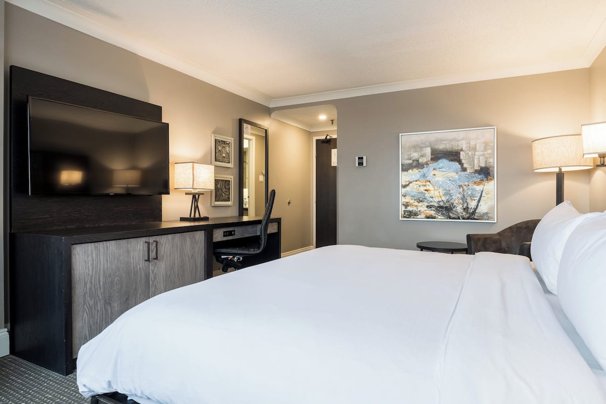 Standard Room, 1 King Bed | Premium bedding, pillowtop beds, in-room safe, desk
