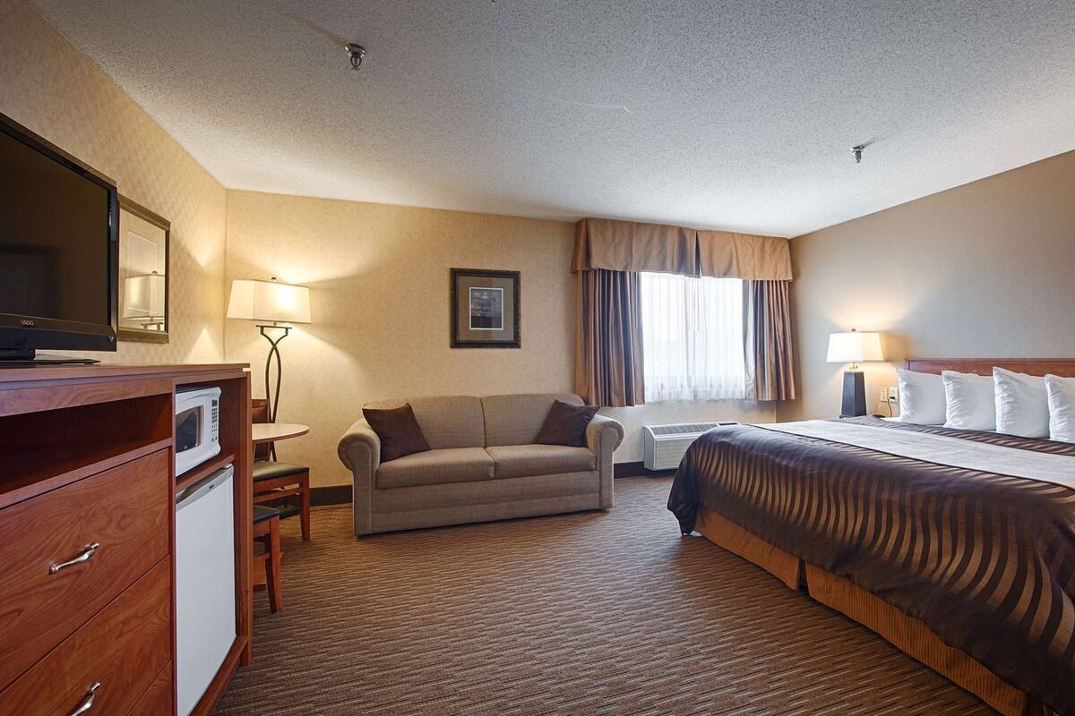 In-room safe, laptop workspace, iron/ironing board, WiFi