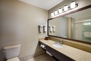 Suite, 1 letto king, non fumatori, frigorifero e microonde | Bagno | Combinazione doccia/vasca, set di cortesia gratuito, asciugacapelli