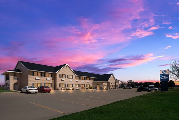 Guests can enjoy a peaceful stay at this hotel, surrounded by a well-maintained lawn and trees.