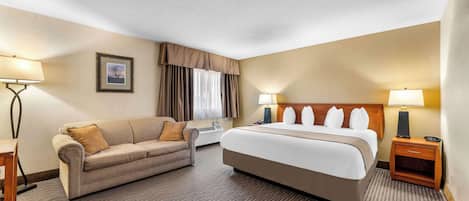 Suite, 1 King-Bett, Nichtraucher, Kühlschrank und Mikrowelle (Walk-in Shower;with Sofabed) | Zimmersafe, laptopgeeigneter Arbeitsplatz, Bügeleisen/Bügelbrett, WLAN