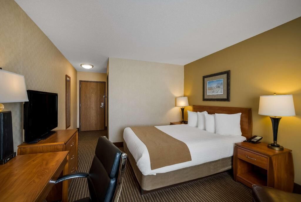 In-room safe, laptop workspace, iron/ironing board, WiFi