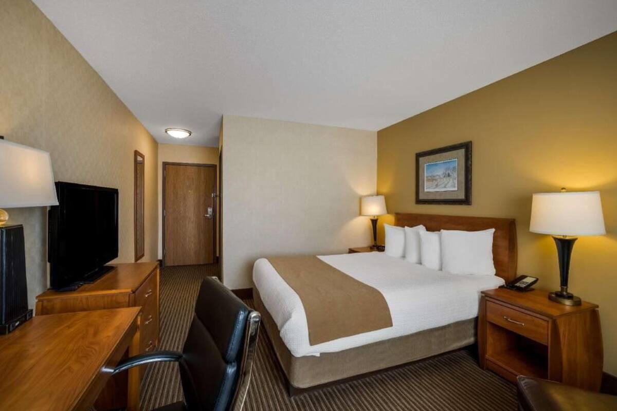 In-room safe, laptop workspace, iron/ironing board, WiFi