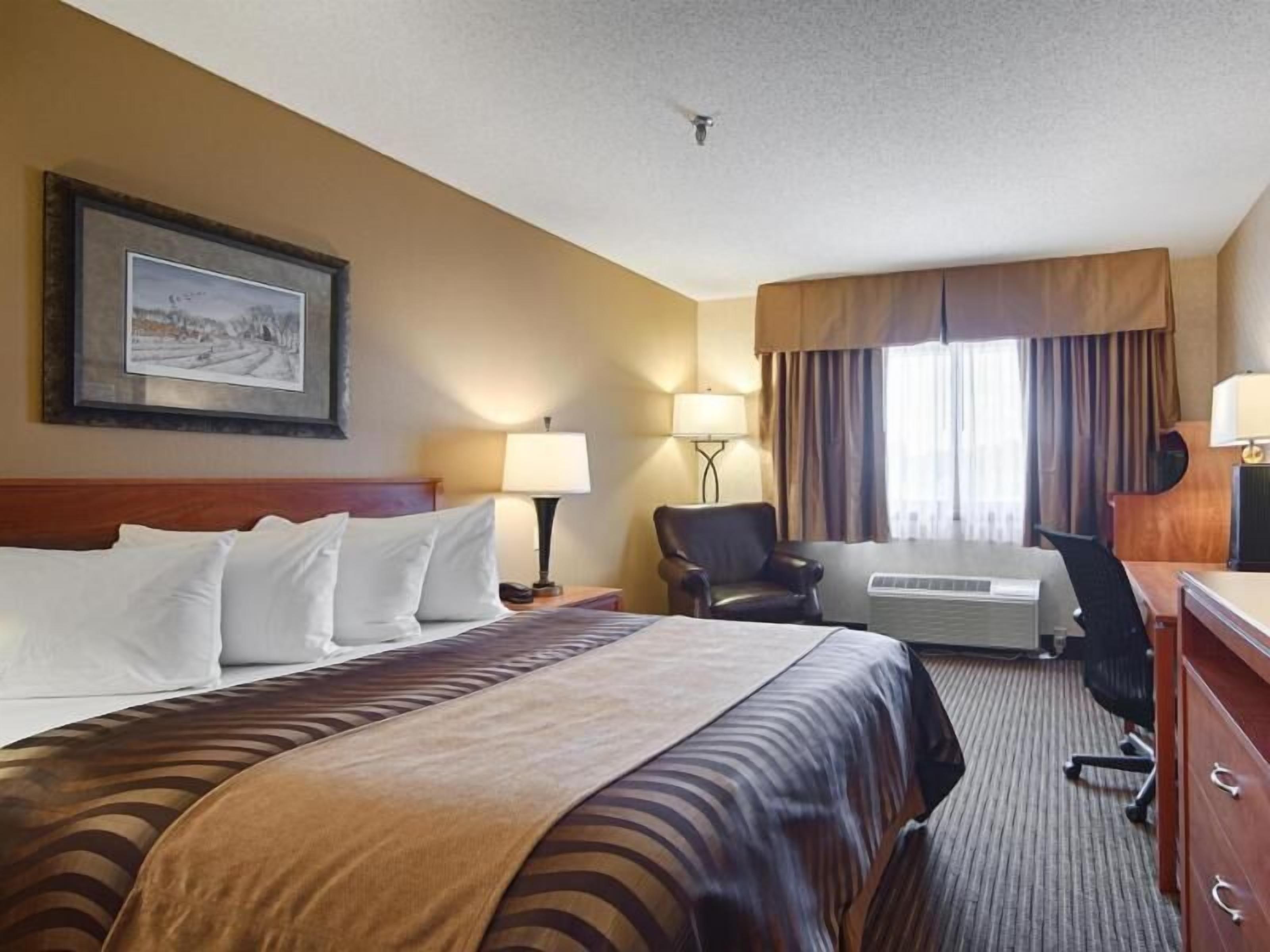 In-room safe, laptop workspace, iron/ironing board, WiFi