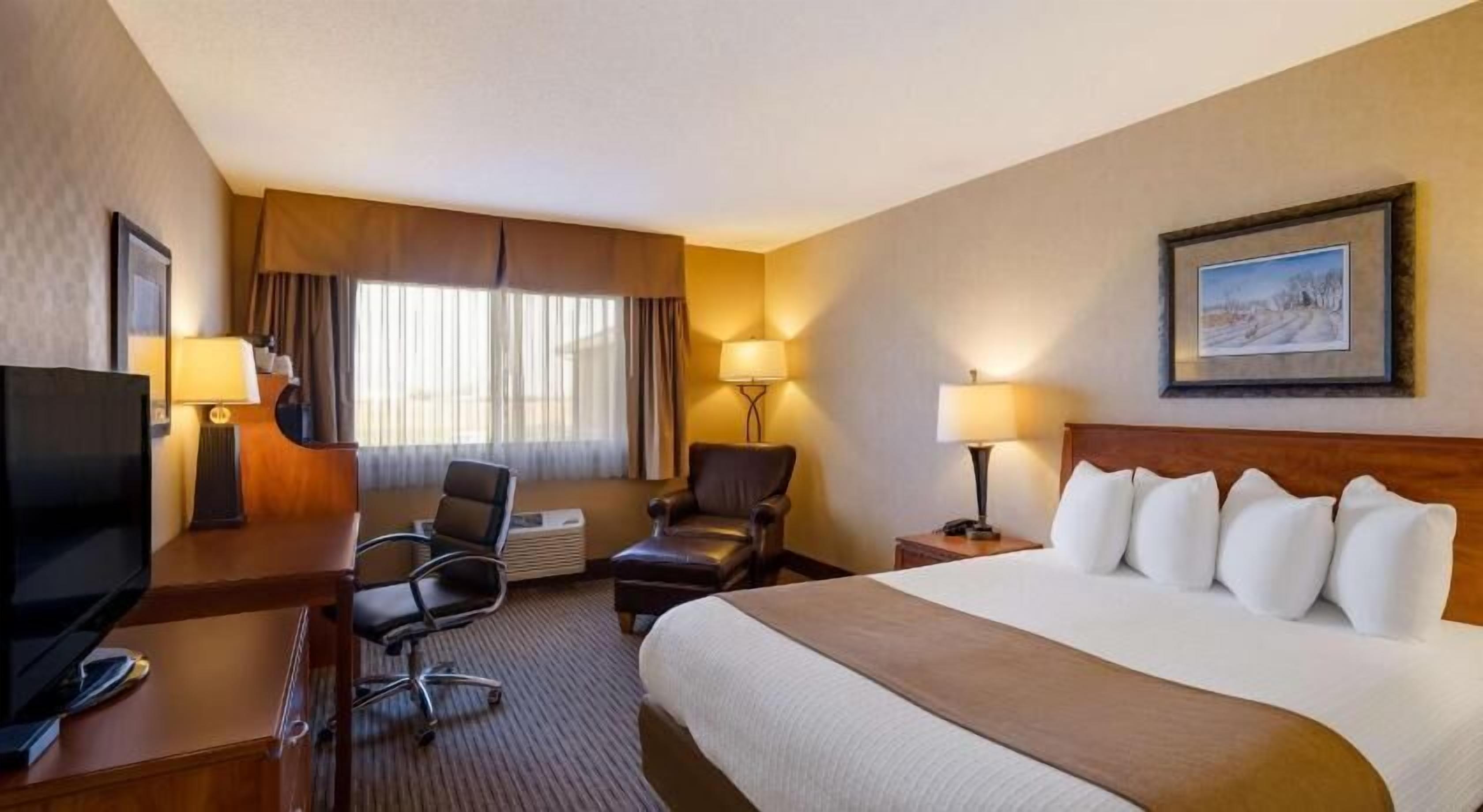 In-room safe, laptop workspace, iron/ironing board, WiFi