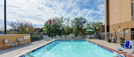 AuĂenpool (je nach Saison geöffnet), LiegestĂŒhle