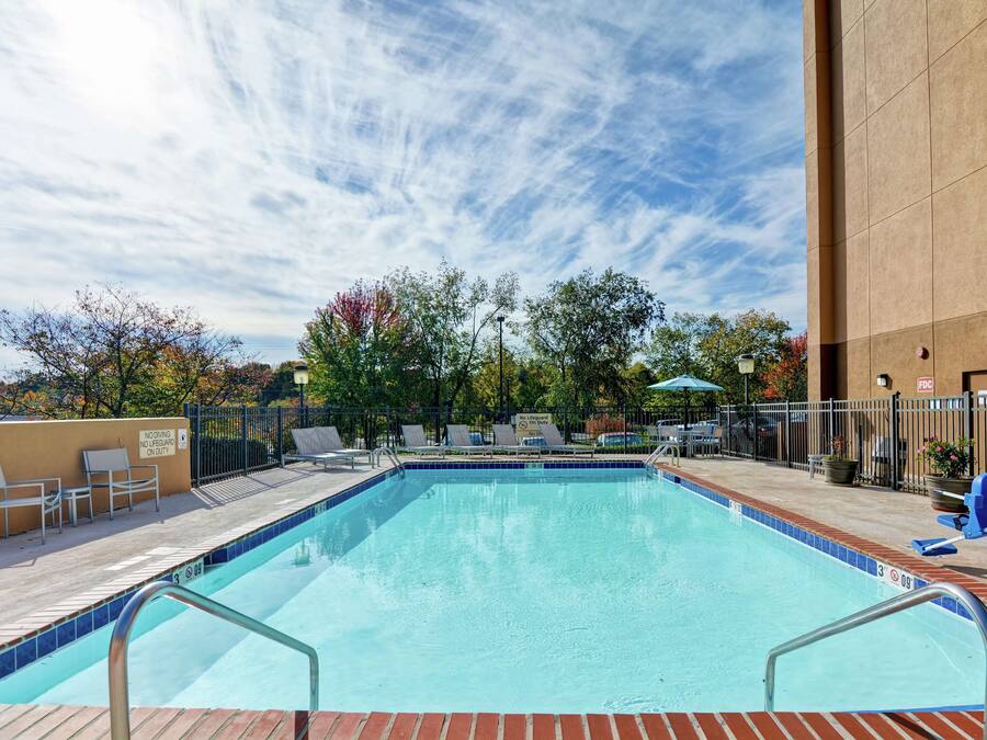 Kauden mukainen ulkouima-allas avoinna 10.00–22.00, aurinkotuoleja