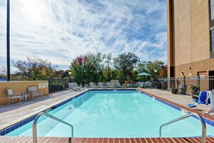 Piscina externa sazonal, funciona das 10h às 22h, espreguiçadeiras