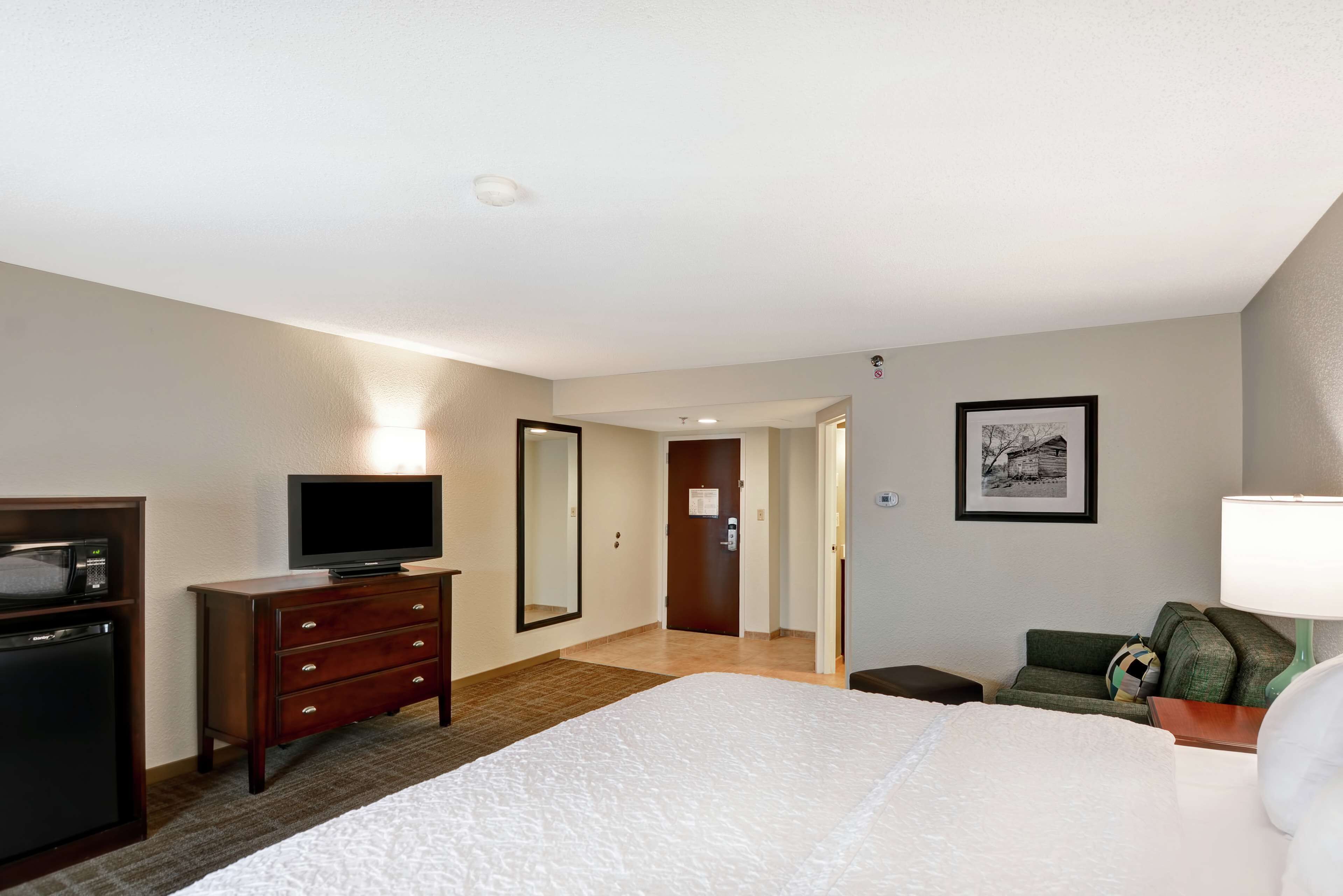 deluxe room, 1 king bed | premium bedding, pillow-top beds, in-room safe, laptop workspace