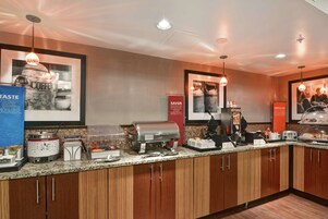 Café da manhã com buffet grátis todos os dias