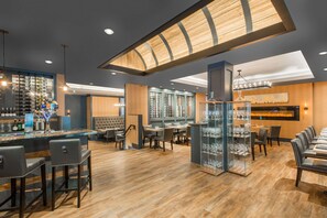 2 restaurants, breakfast served - Ramada Plaza by Wyndham Niagara Falls (Niagara Falls)