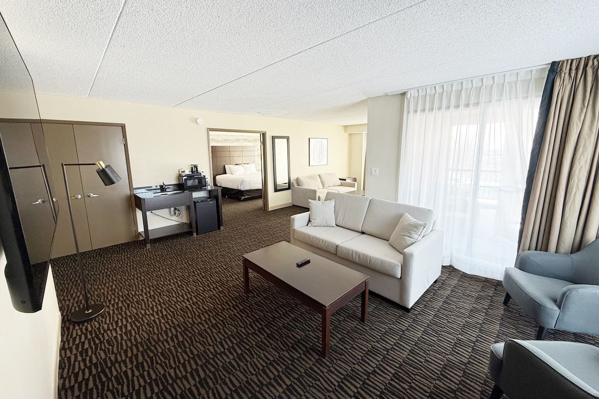 Suite, 1 King Bed, Non Smoking, Refrigerator & Microwave | Living area | 32-inch TV with cable channels