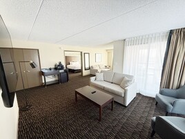Suite, 1 King Bed, Non Smoking, Refrigerator & Microwave | Living area