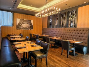 2 restaurantes; se sirven desayunos 