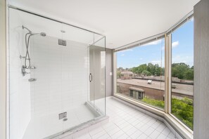 Habitación estándar, 2 camas Queen size | Baño | Regadera, amenidades de baño gratuitas, secadora de cabello, toallas 
