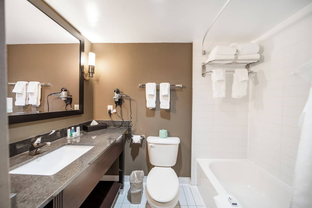 Bäddmadrasser, skrivbord, mörkläggningsgardiner och strykjärn/strykbräda