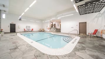 2 piscinas techadas, una piscina al aire libre de temporada, sombrillas