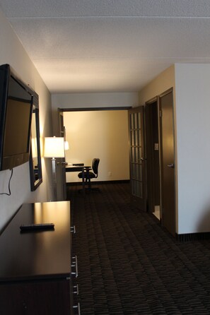 Suite, 1 King Bed | Living area