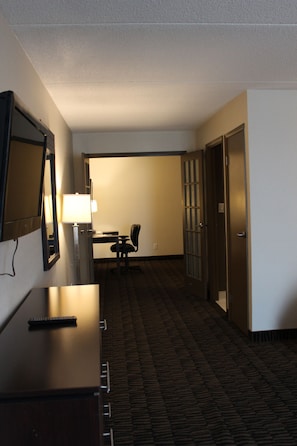 Suite, 1 King Bed | Living area