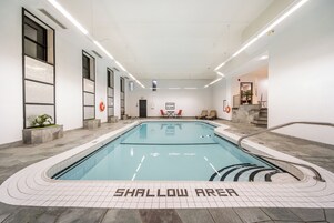 2 piscinas techadas, una piscina al aire libre de temporada, sombrillas