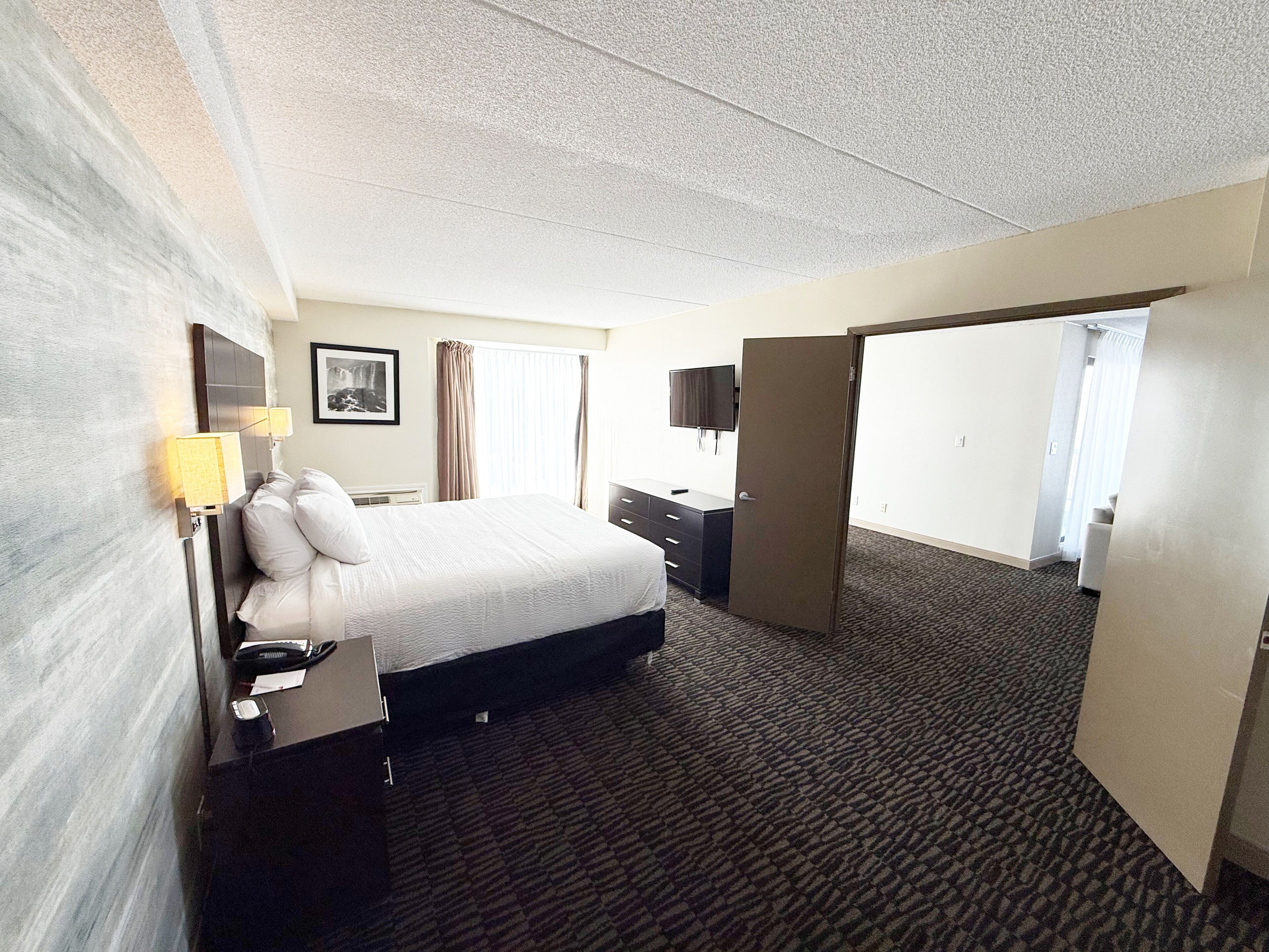 Suite, 1 très grand lit, non-fumeur, réfrigérateur et four à micro-ondes | Lit avec matelas à plateau-coussin, bureau, rideaux d’obscurcissement