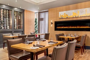2 restaurantes; se sirven desayunos 