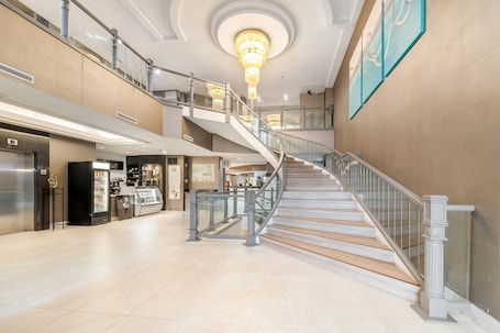 Lobby. Ramada Plaza by Wyndham Niagara Falls