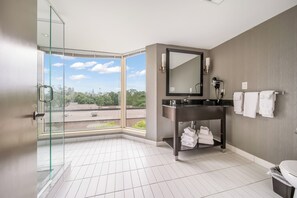 Habitación estándar, 2 camas Queen size | Baño | Regadera, amenidades de baño gratuitas, secadora de cabello, toallas 