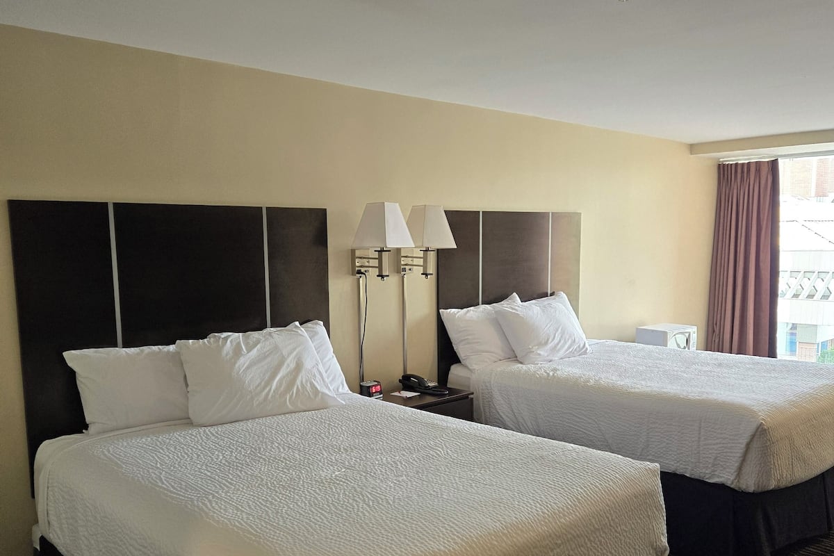 Kamar, 2 Tempat Tidur Queen, akses difabel | Bantalan ekstra lembut, meja kerja, dan tirai kedap cahaya