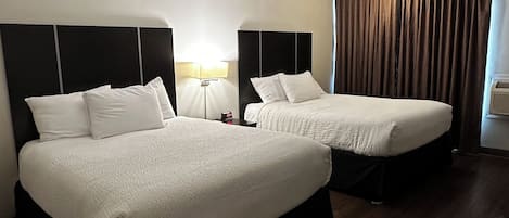 Chambre, 2 grands lits, non-fumeurs (Pet Friendly) | Surmatelas, bureau, rideaux occultants, fer et planche Ă repasser