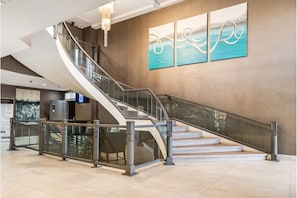Lobby - Ramada Plaza by Wyndham Niagara Falls (Niagara Falls)