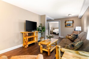 Suite, 1 King Bed, Non Smoking, Jetted Tub | Desk, iron/ironing board, free WiFi, bed sheets - Black Bear Inn, an Ascend Collection Hotel (Orono)