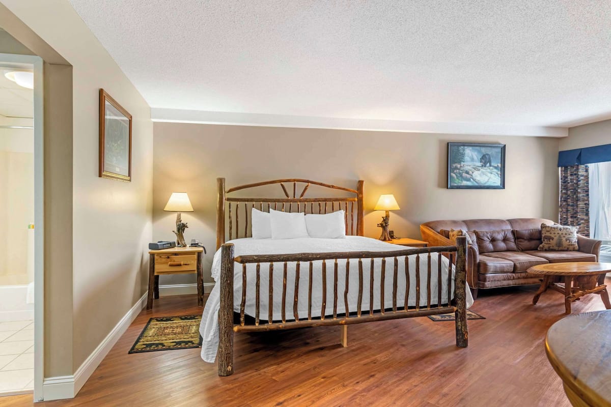 Suite, 1 King Bed, Non Smoking
