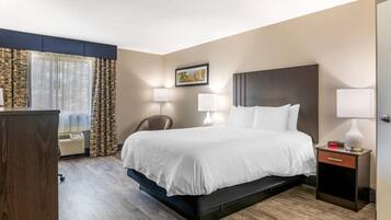 Escritorio, tabla de planchar con plancha, wifi gratis y ropa de cama