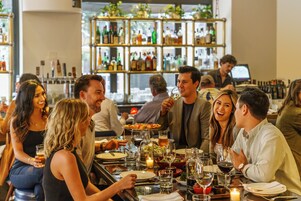 Se sirven desayunos, almuerzos y cenas; cocina italiana