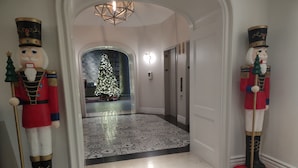 Un pasillo decorado con un árbol de Navidad y figuras de cascanueces.