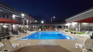 Piscine extérieure (ouverte en saison), parasols de plage