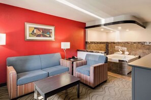 Suite, 1 cama de matrimonio grande con sofá cama, no fumadores, bañera de hidromasaje | Escritorio, espacio para trabajar con un portátil, cortinas opacas