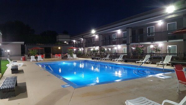 Una piscina al aire libre de temporada (de 10:00 a 22:00), sombrillas