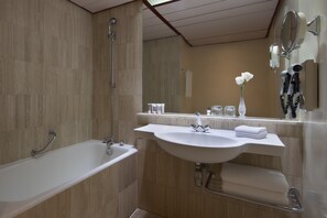 Duschwanne, kostenlose Toilettenartikel, Haartrockner, Hausschuhe